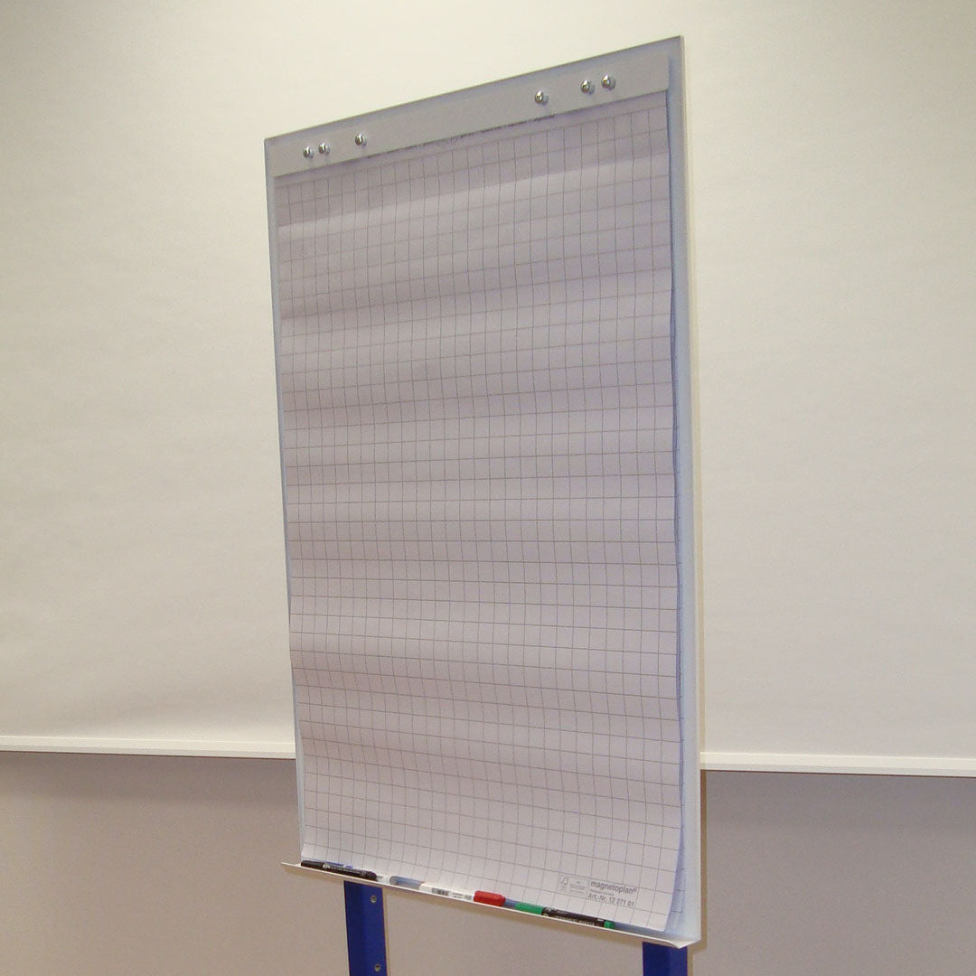 Das Flipchart von apra lean ist ideal zum Einhängen und Beschreiben von Flipchart-Papier.