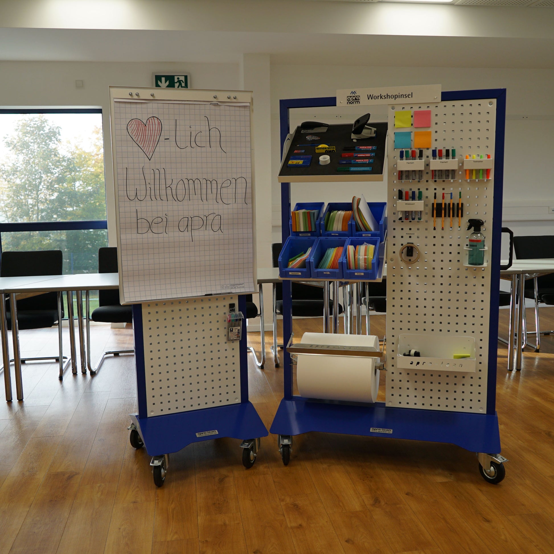 apra-lean Workshopinsel in Kombination mit einer Flipchartinsel