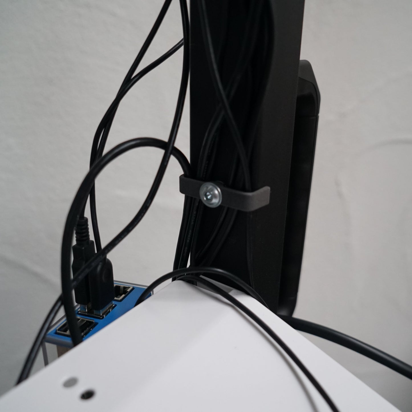 Die Kabelklammer von apra lean ist eine effiziente Lösung zum Halten und Führen von Kabeln oder Schläuchen am Gestellrahmen.