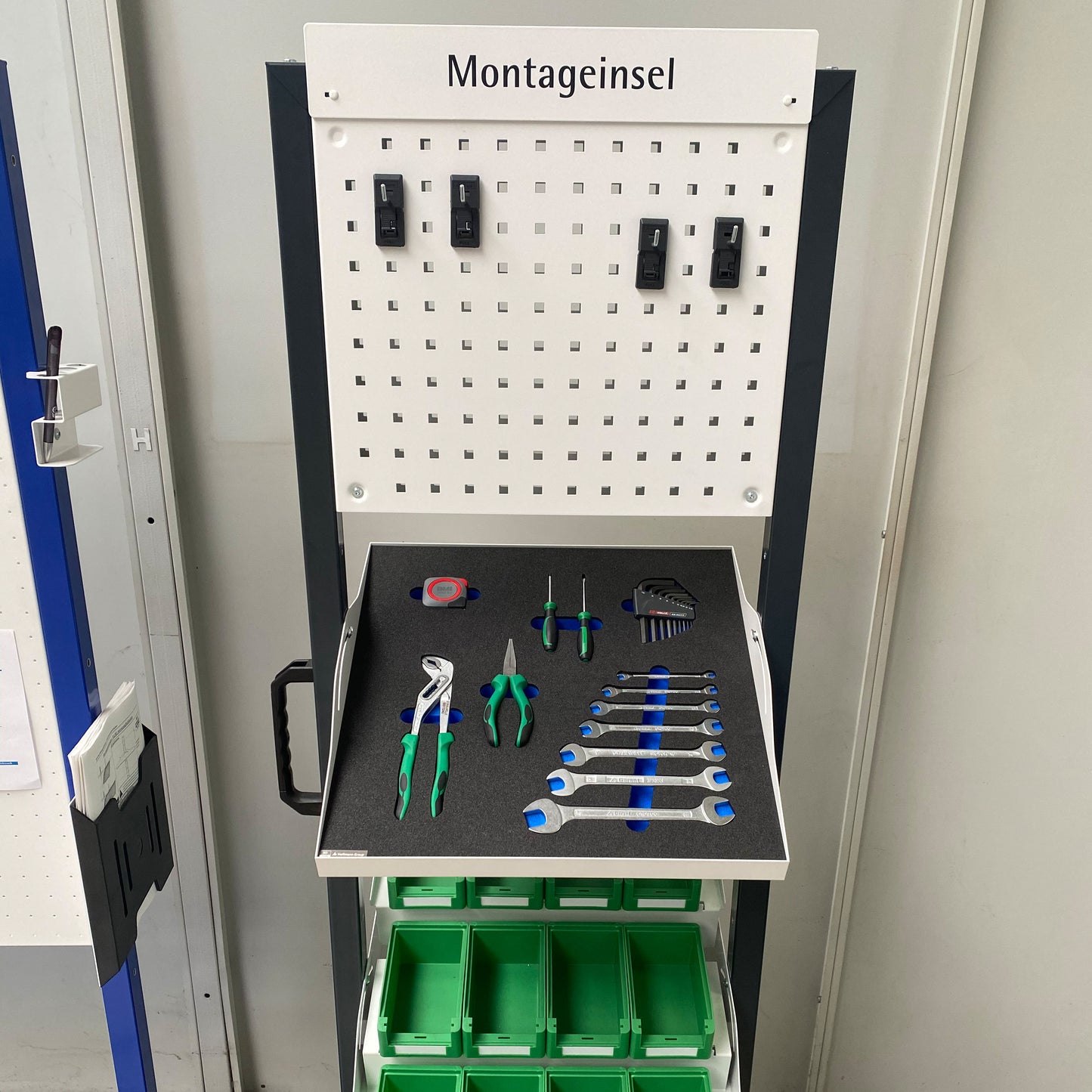 apra-lean Montageinsel in anthrazit ausgestattet mit einem Shadowboard