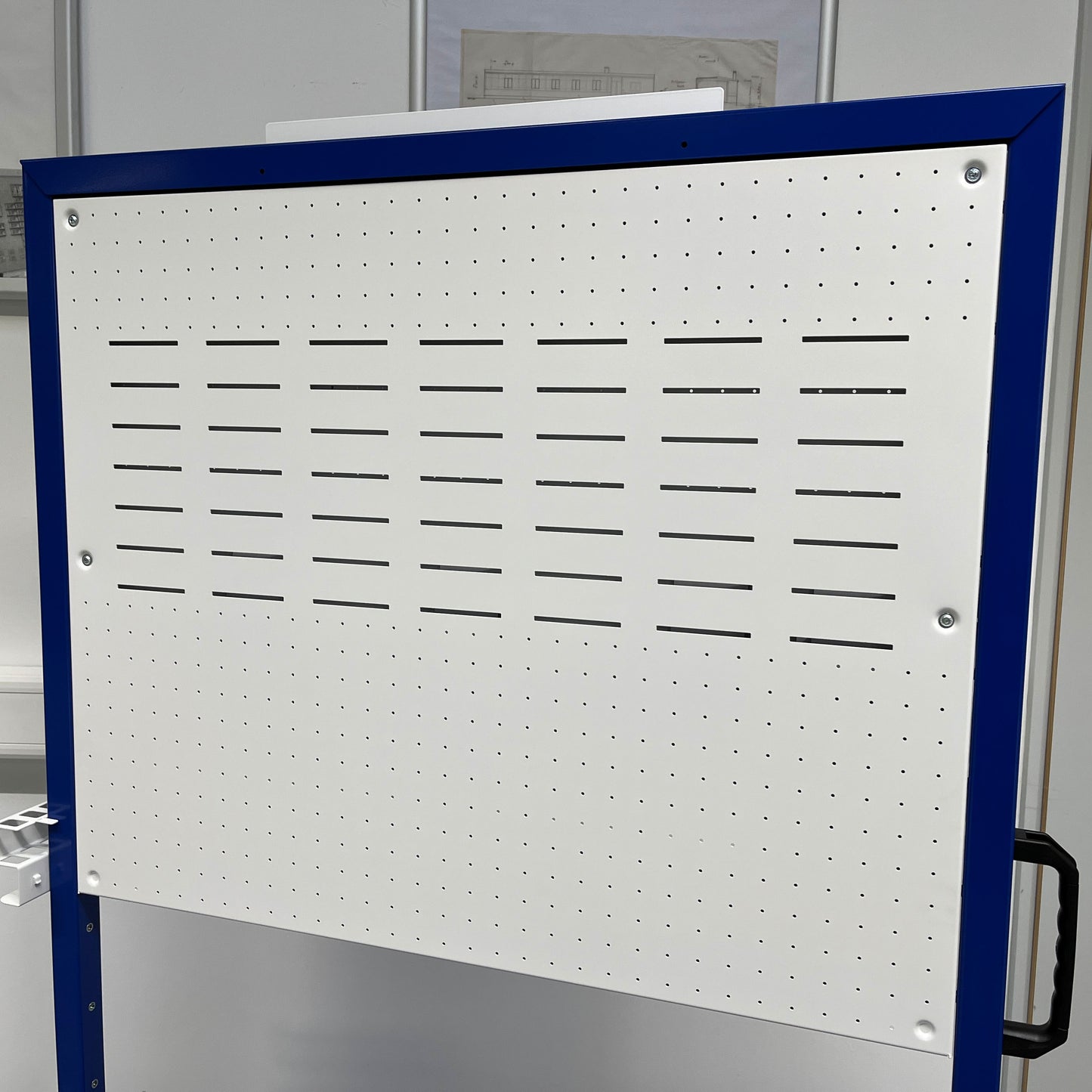 Die T-Kartenplaner Tafel in zweifacher Breite von apra lean zur Montage an einem Gestell dient dem einhängen von T-Karten.