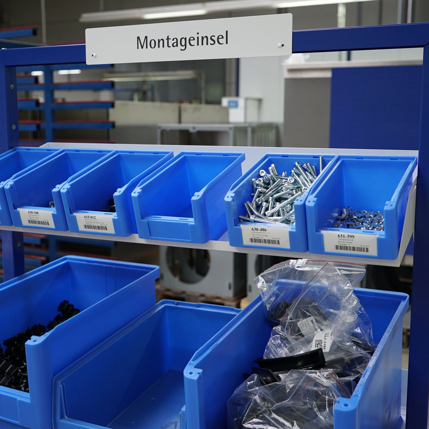 Bereitstellungsfachboden M in zweifacher Ausrichtung von apra-lean dient zur Lagerung von Prozess-Verbrauchsmaterial wie Schrauben, Kabeln und ähnlichen Arbeitsmaterialien.