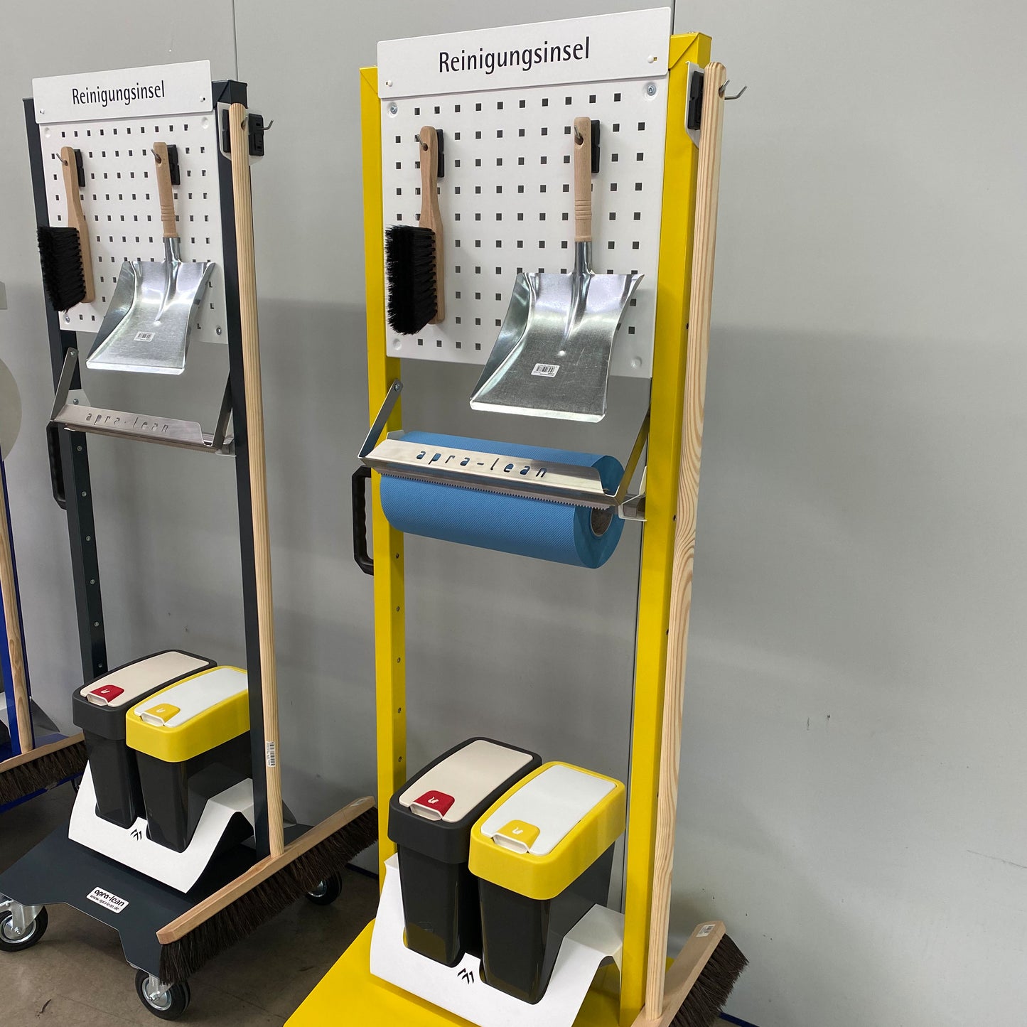 Das Zubehörset "duo" von apra lean enthält ein umfassendes Set an Reinigungsutensilien, ideal für eine effektive Reinigungslösung. Enthalten sind ein Besen, ein Kehrblech, ein Handfeger sowie zwei Mülleimer mit einem Fassungsvermögen von je 10 Litern - einer mit neutralem und einer mit gelbem Deckel.