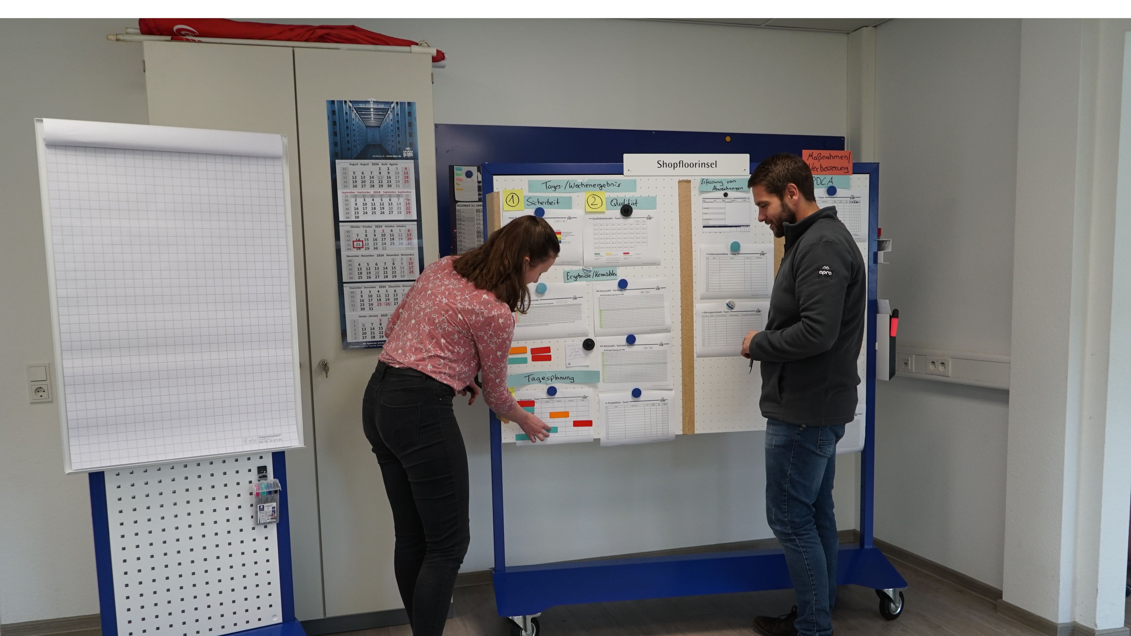 apra-lean Shopfloorinsel zur Visualisierung von Aufgaben, Arbeitsabläufen und dem aktuellen Aufgabenstand.
