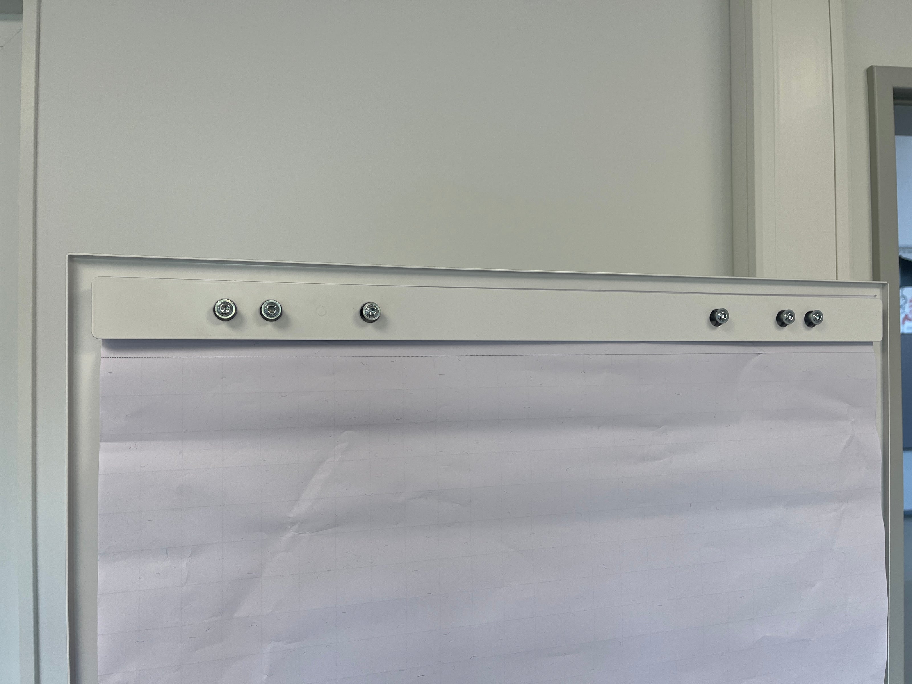 Flipchartinsel von apra-lean ausgestattet mit einem Flipchart an welchem man Flipchartblöcke befestigen kann