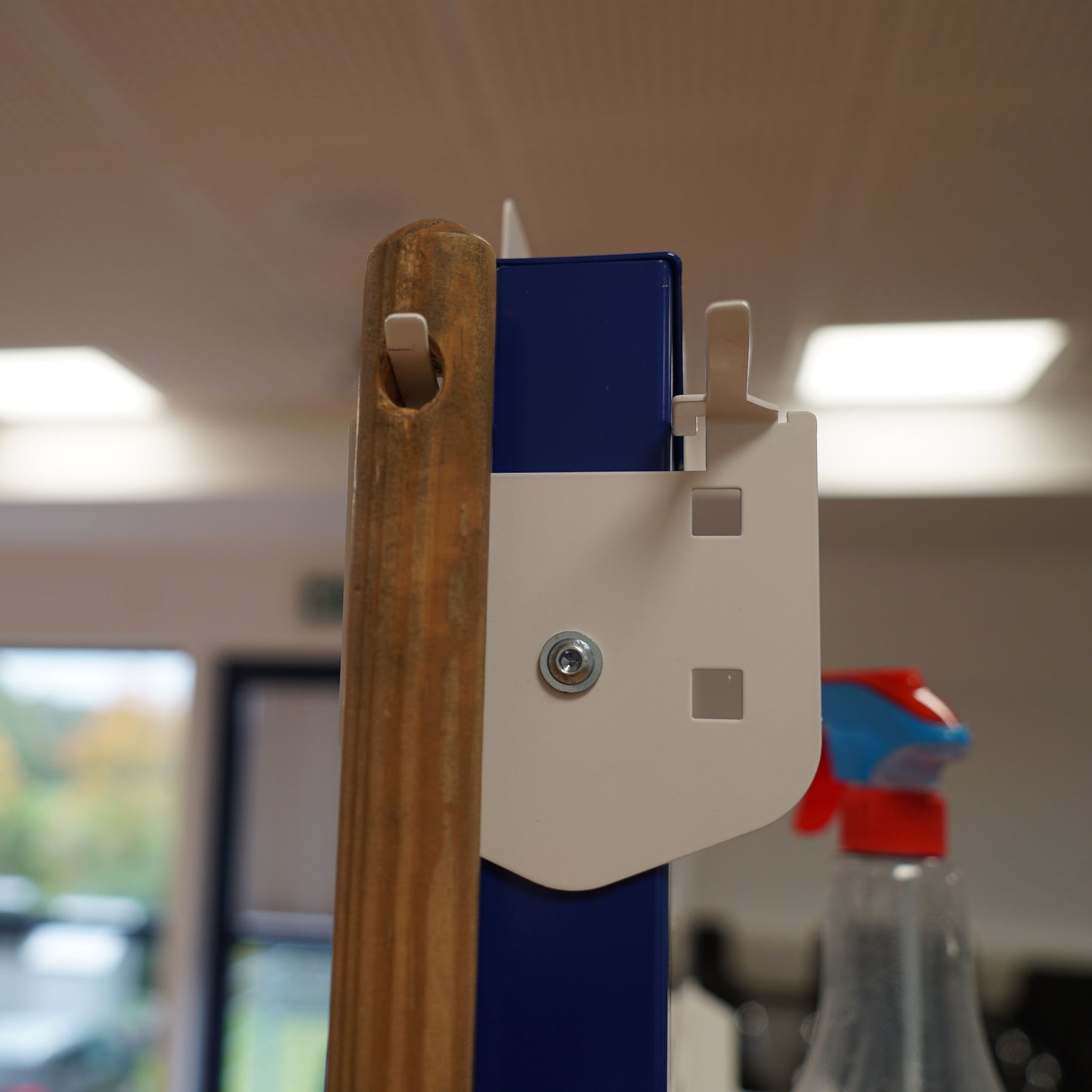 Der Besenhalter von apra lean bietet Platz für verschiedene Reinigungsgeräte wie Besen, Wischmopps, Schrubber oder Schaufeln.