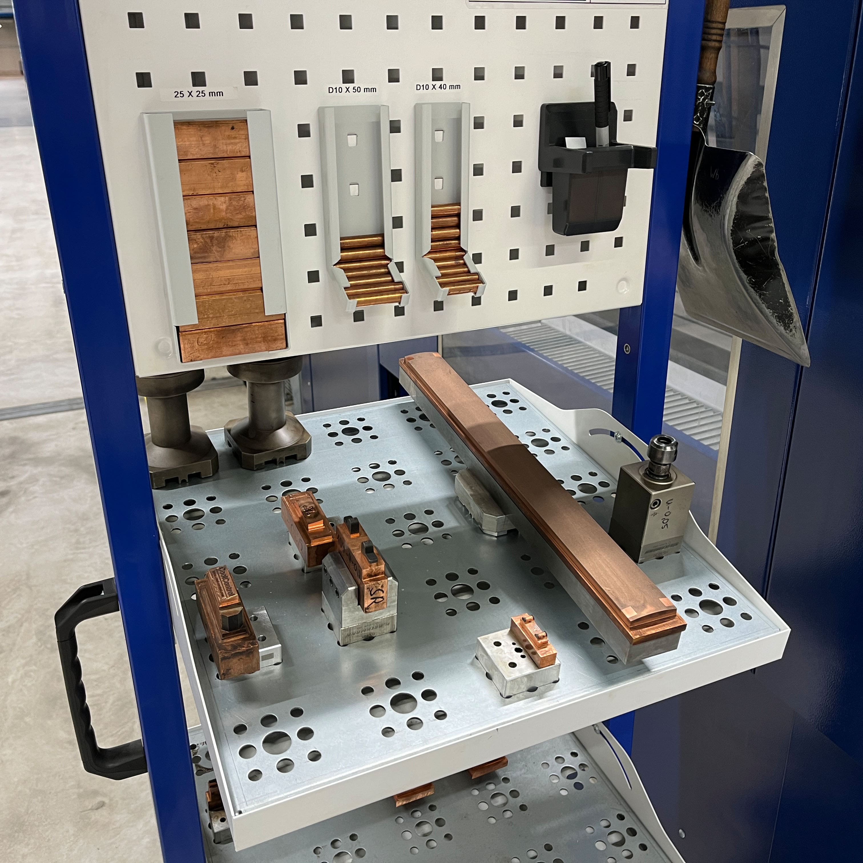 apra-lean Elektrodeninsel mit Fachböden zur zentralen Lagerung aller Elektroden