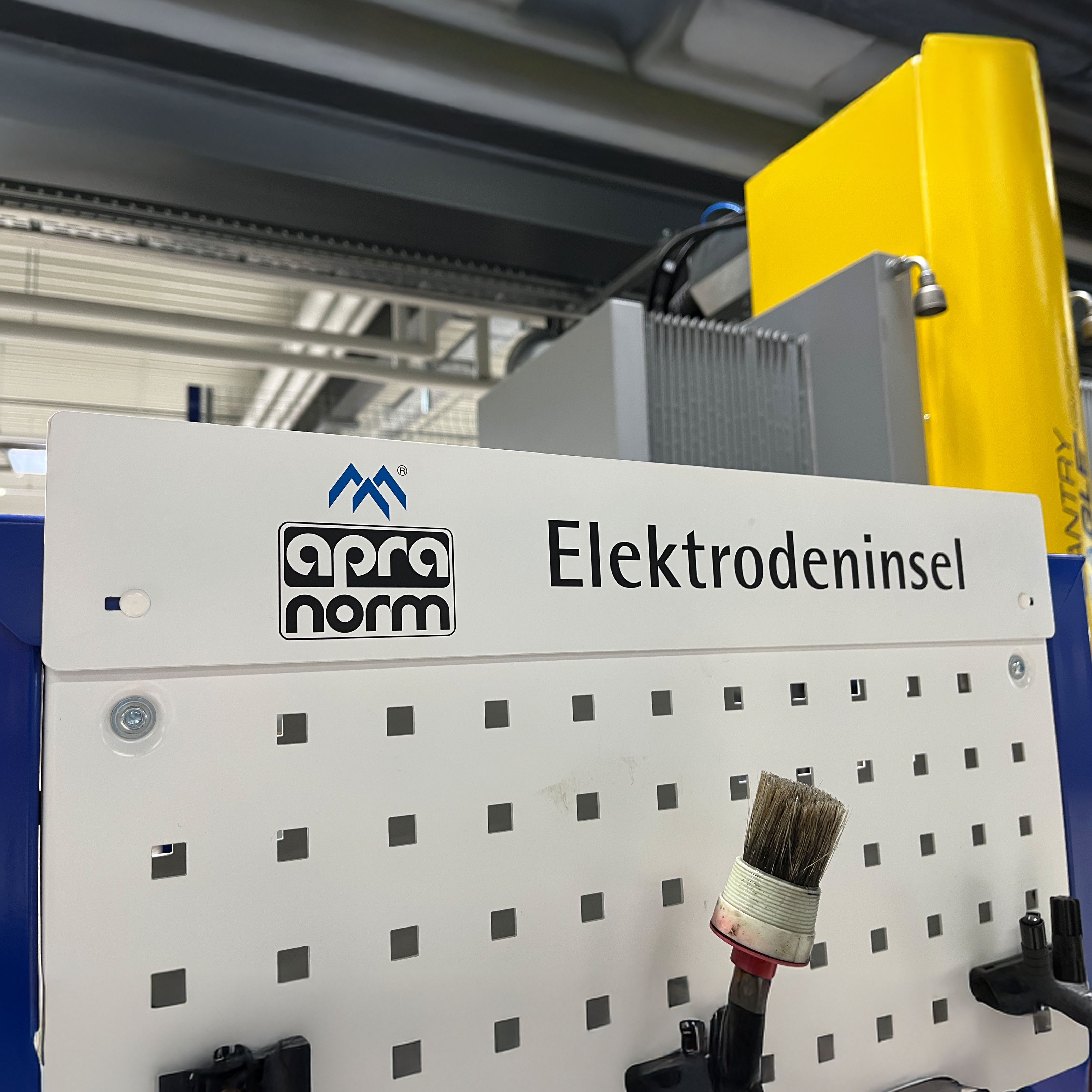 apra-lean Elektrodeninsel mit individuellem Beschriftungsschild