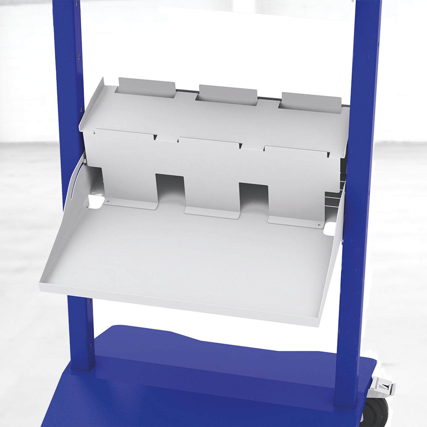 Die Fachbodeneinlage von apra lean ist speziell für den Bereitstellungsfachboden konzipiert und ermöglicht die übersichtliche Bereitstellung von Sichtlagerkästen in der 2. oder 3. Reihe.