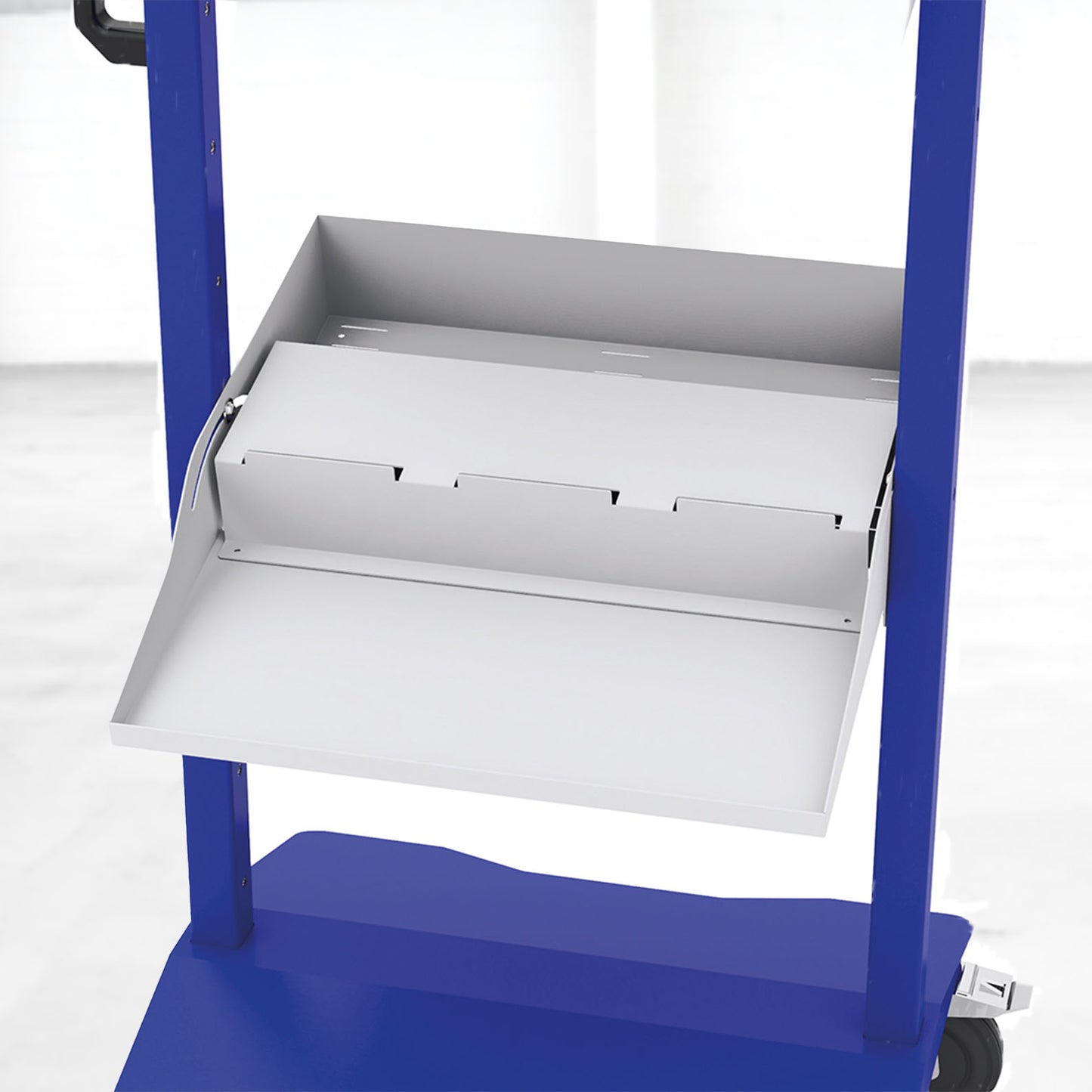 Die Fachbodeneinlage von apra lean ist speziell für den Bereitstellungsfachboden konzipiert und ermöglicht die übersichtliche Bereitstellung von Sichtlagerkästen in der 2. oder 3. Reihe.