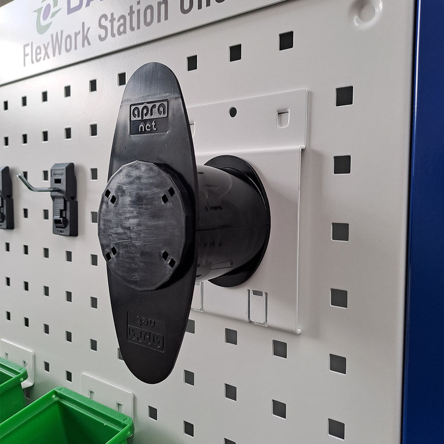 Der Kabelhalter von apra lean dient zum ordentlichen einrollen und aufhängen von Kabeln und wird am Rasterblech montiert.