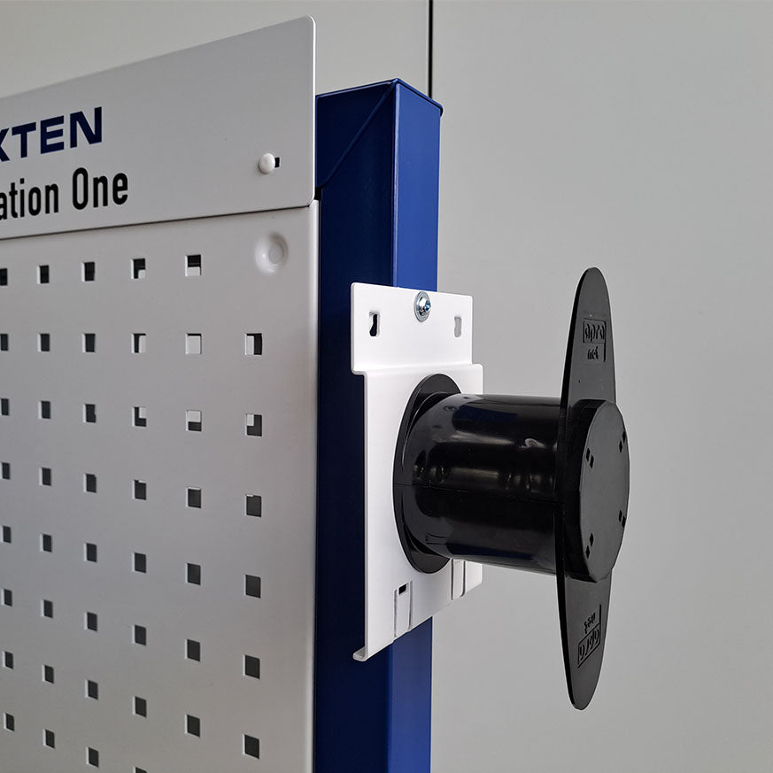 Der Kabelhalter von apra lean dient zum ordentlichen einrollen und aufhängen von Kabeln und wird seitlich am Gestell montiert.