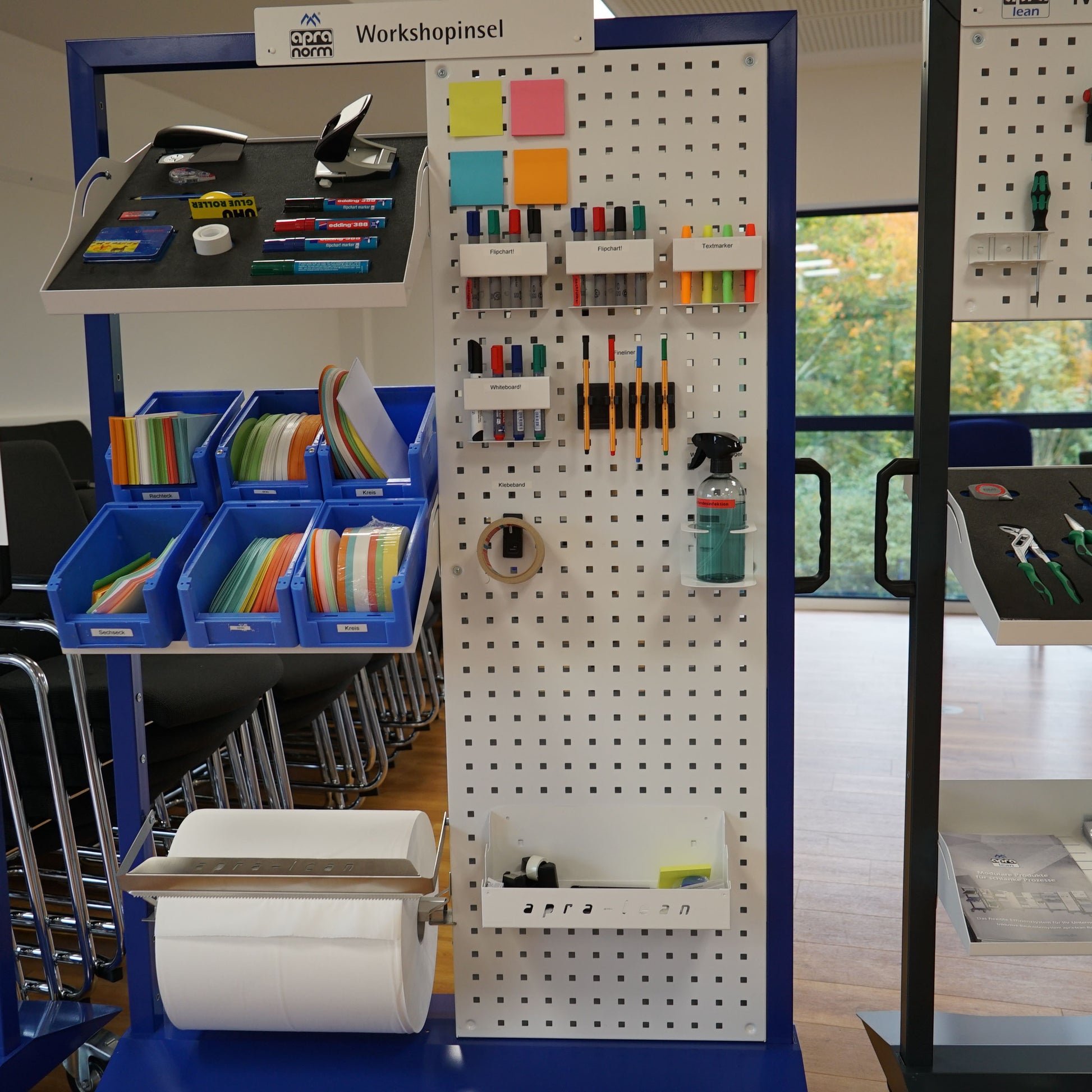 Das Rasterblech 1500 mm von apra lean ist ideal zur Montage in einem zweifachen oder dreifachen Grundgestell geeignet.