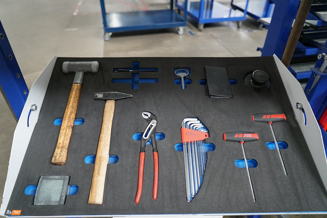 Werkezeugfachböden dienen perfekt zur Aufnahme von Schattenboards mit denen direkt erkannt werden kann, wo welches Werkzeug hingehört.