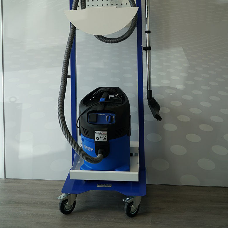 Der Staubsaugerfachboden von apra lean dient zur Abstellfläche eines Staubsaugers.