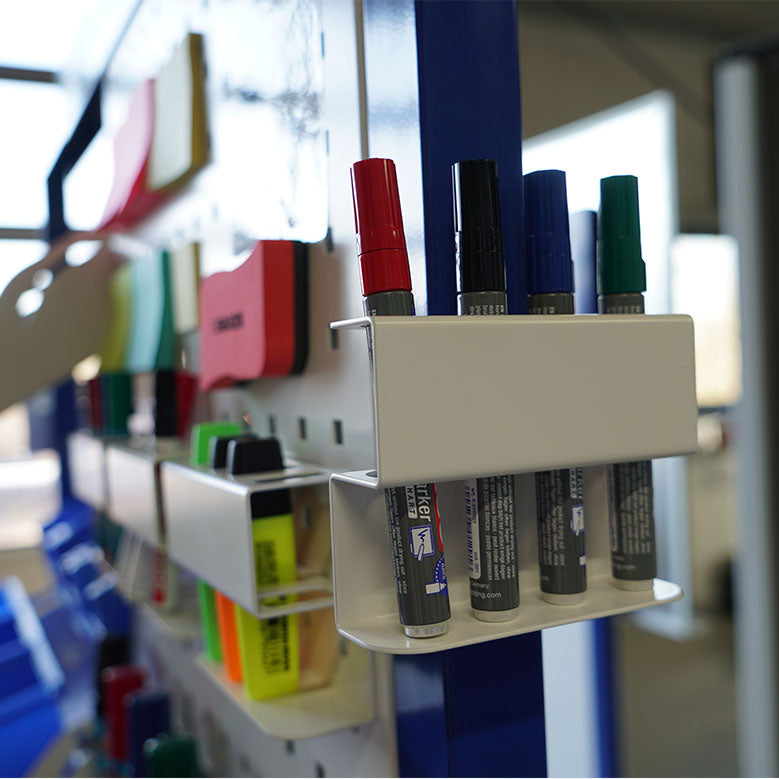 Stiftehalter von apra lean, bietet Platz fuer vier Stifte und kann sowohl am Gestell als auch am Rasterblech montiert werden