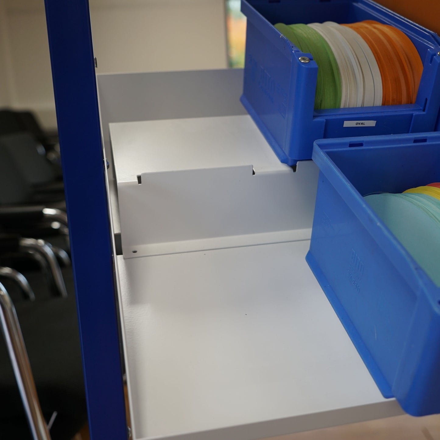 Die Fachbodeneinlage von apra lean ist speziell für den Bereitstellungsfachboden konzipiert und ermöglicht die übersichtliche Bereitstellung von Sichtlagerkästen in der 2. oder 3. Reihe.