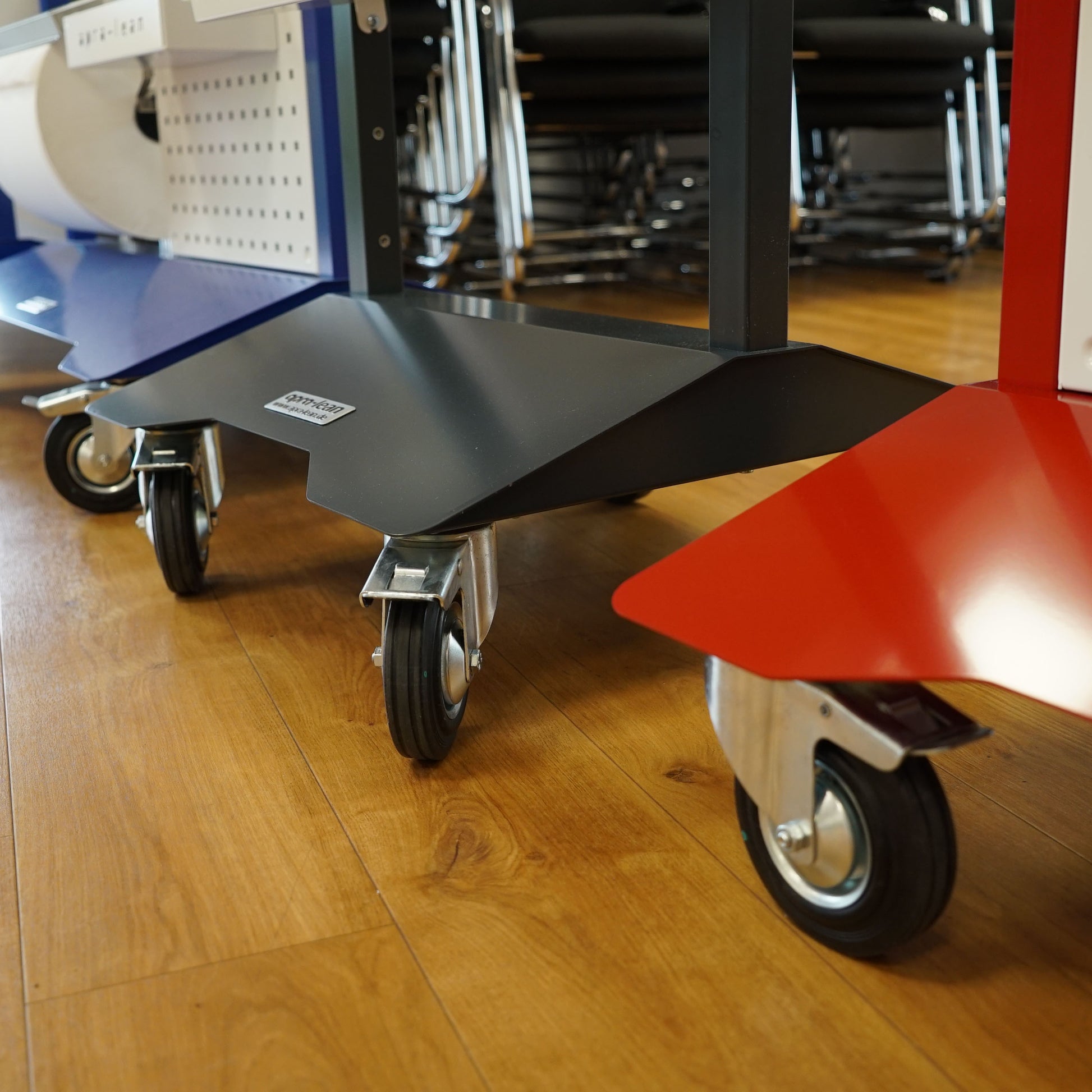 Das Rollenset mit Feststellbremse von apra lean ist ideal zur Montage am Grundgestell und ermöglicht eine flexible und sichere Bewegung der Einheit.