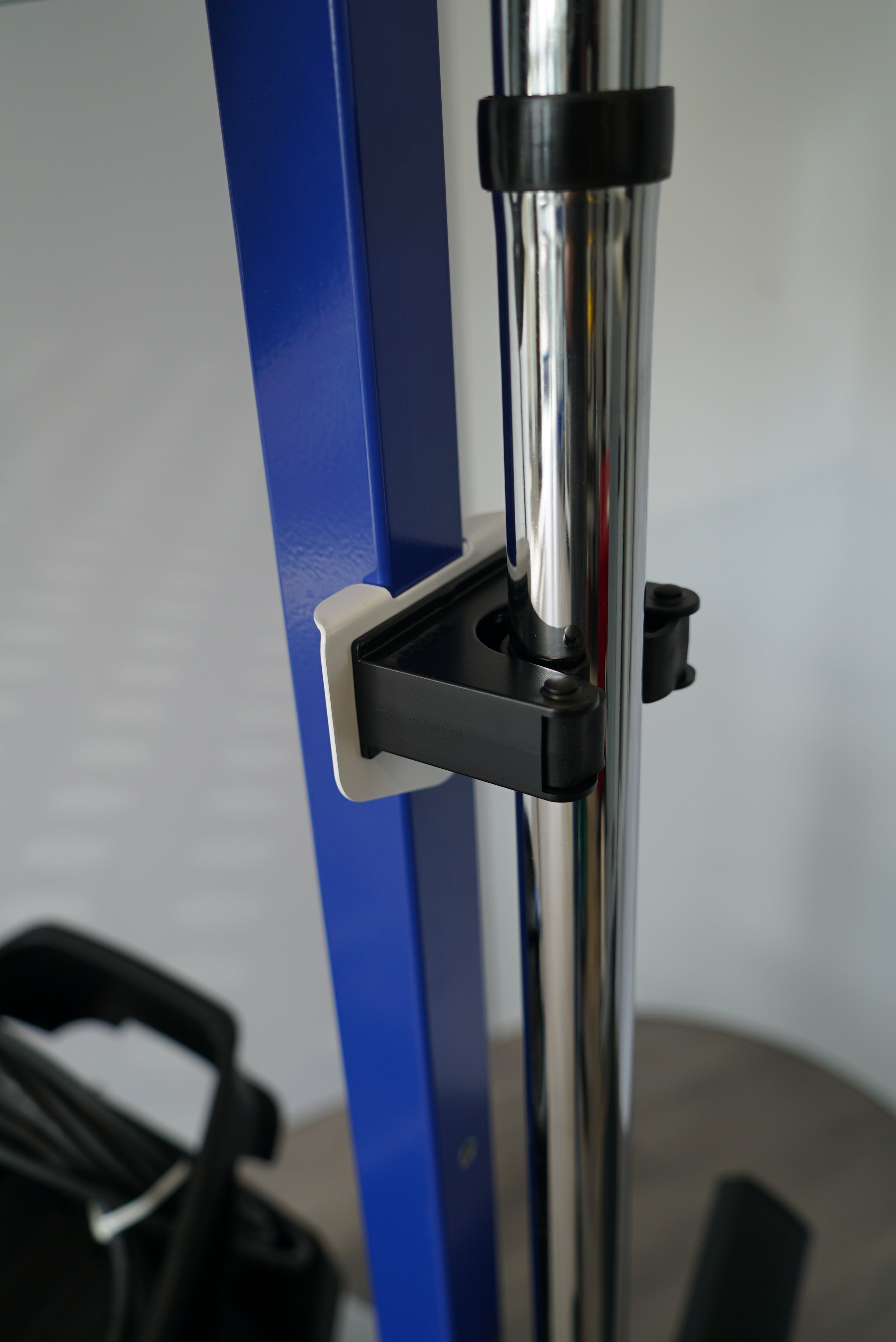 apra-lean Staubsaugerinsel mit extra Halterung für das Staubsaugerrohr