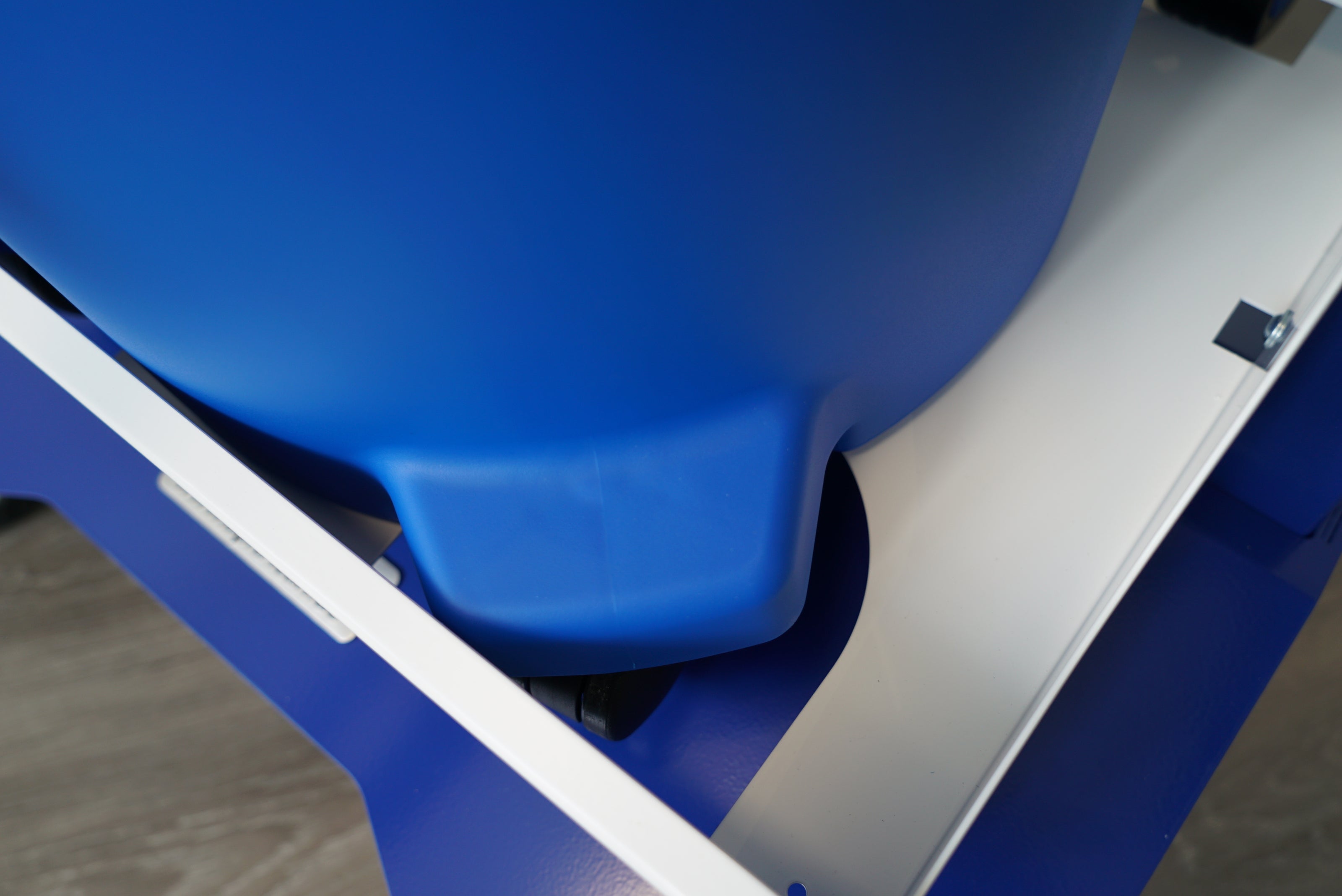 apra-lean Staubsaugerfachboden mit extra Halterung für die Rollen des Staubsaugers.