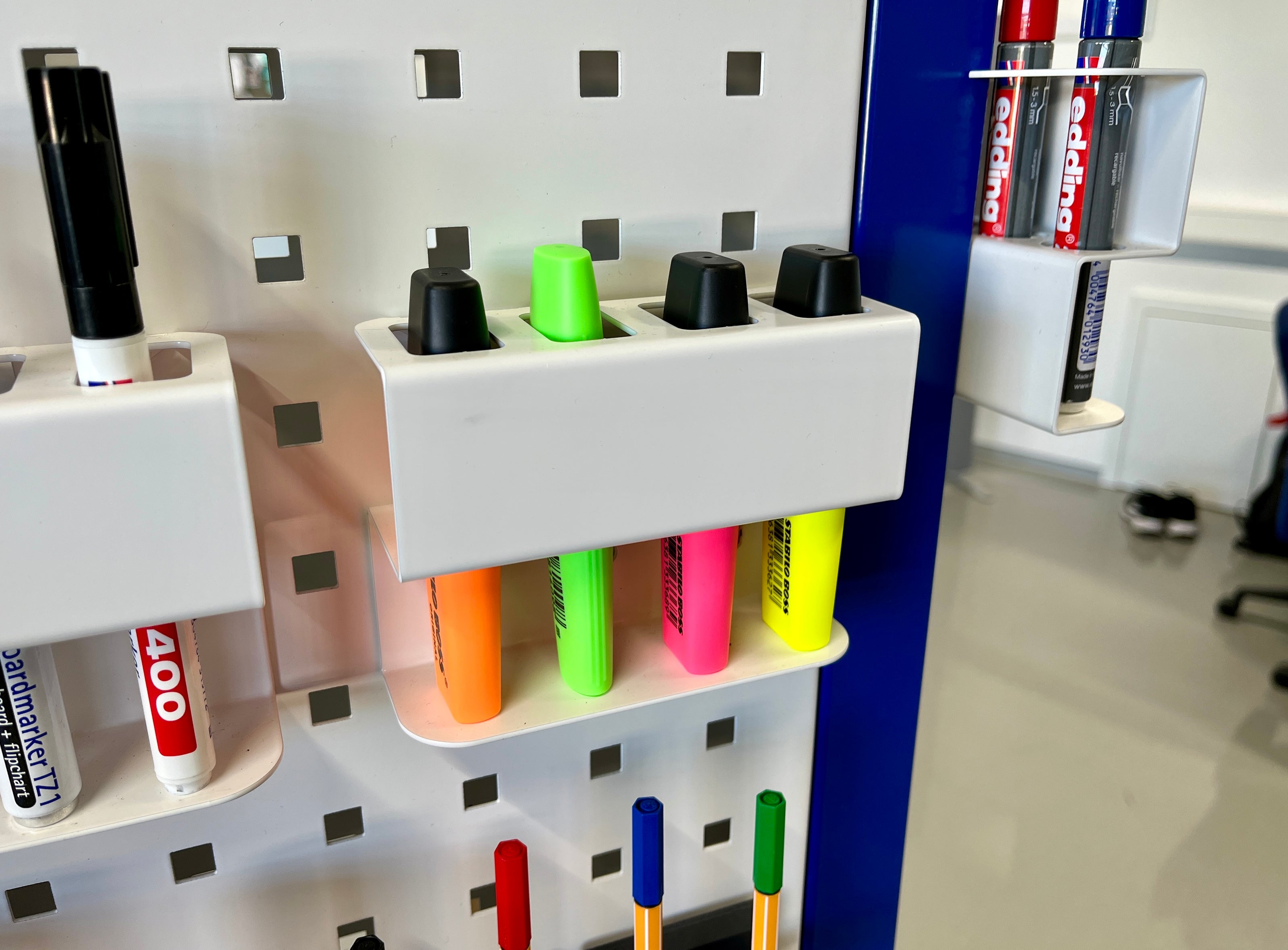 Stiftehalter für Textmarker, Kugelschreiber, Permanentmarker und vieles mehr. Direkt griffbereit an einem Ort. 