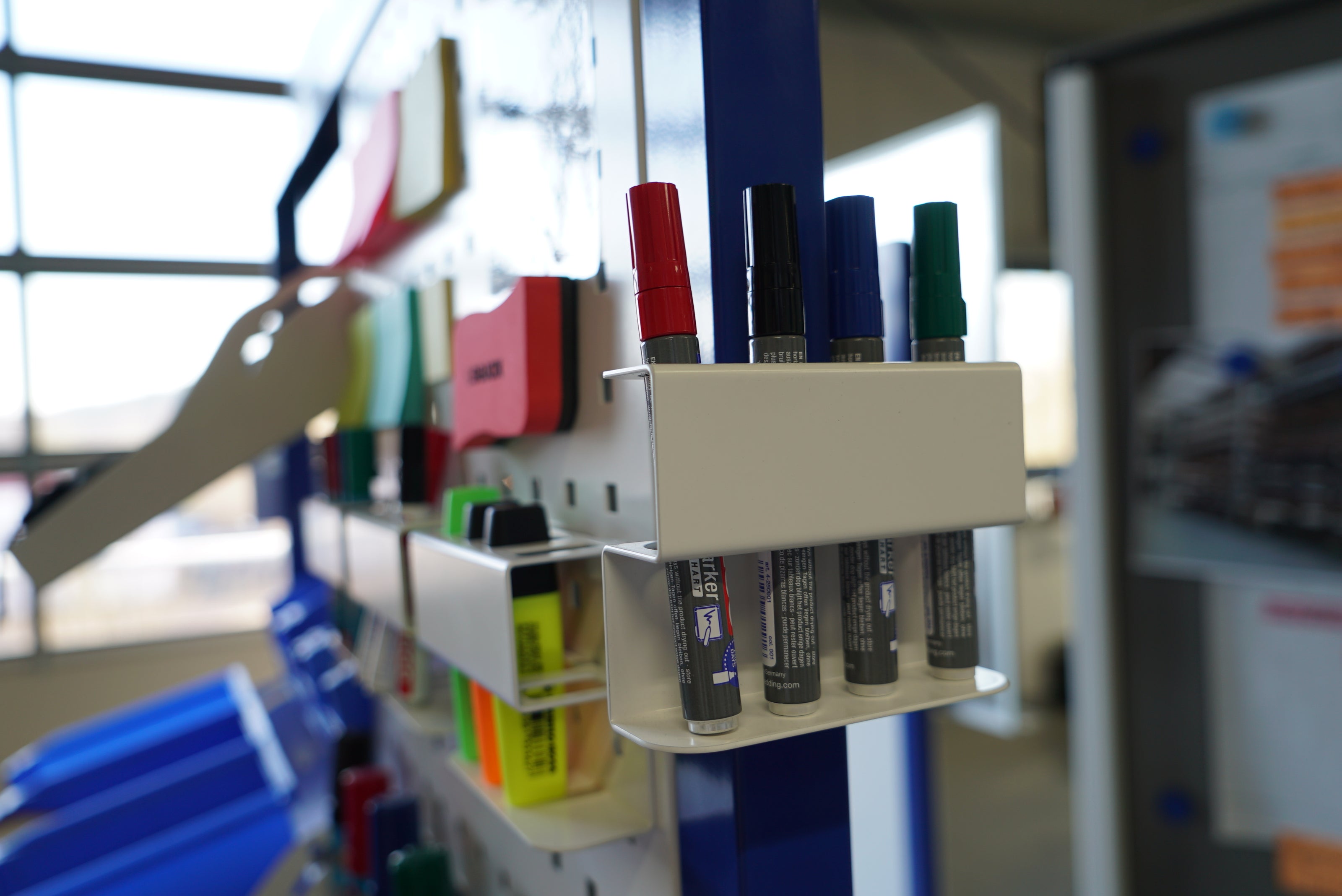 Stiftehalter am Gestell  für Permanentmarker, Textmarker, Kugelschreiber und viele weitere individuelle Möglichkeiten.