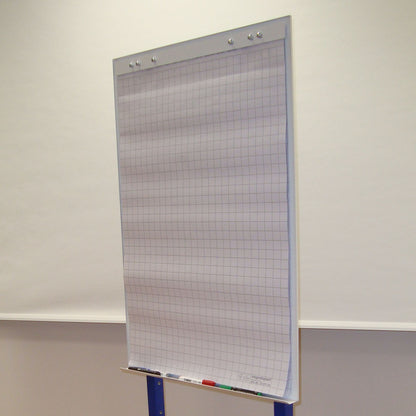 Das Flipchart von apra lean  ist ideal zum Einhängen und Beschreiben von Flipchart-Papier.