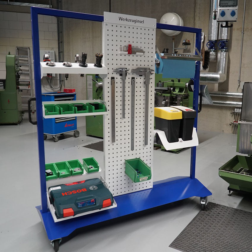 Das Grundgestell in dreifacher Ausführung von apra lean ist in verschiedenen Farben erhältlich. Dieses ist blau und lässt sich mit weiteren Zubehörteilen ergänzen.